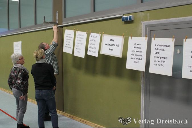 Protest auf der Leine: Das Publikum reagierte auf die Äußerungen der RMD-Vertreter misstrauisch bis ablehnend.