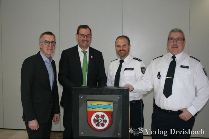 (v.li.) Der Erste Beigeordnete Franz Jirasek, Bürgermeister Christian Seitz, Torsten Werner (Stellvertretender Dienststellenleiter) und Andreas Dicke (Dienststellenleiter der Polizeistation Hofheim) nach ihrem Treffen im Krifteler Rat- und Bürgerhaus.