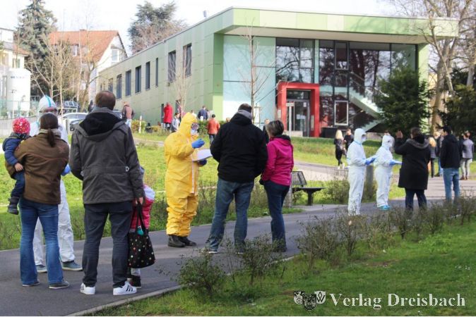 Vor der zentralen Abstrichambulanz in Hofheim.