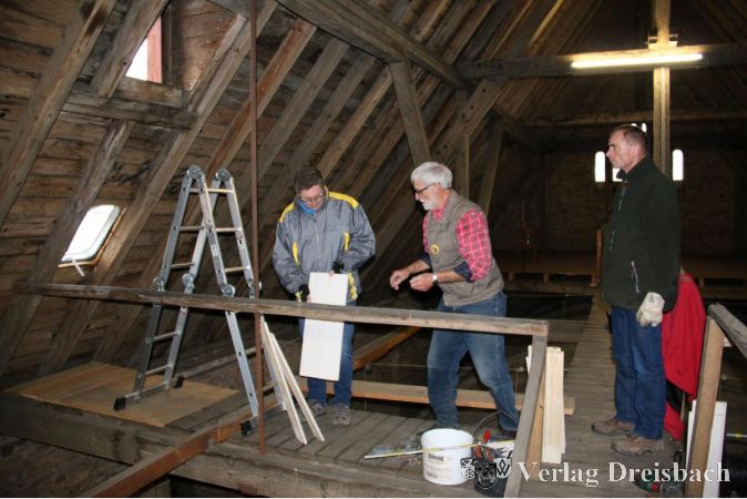 Horst Kleine, Bernd Zürn und Peter Juffernholz beim Installieren des Turmfalkennestes.