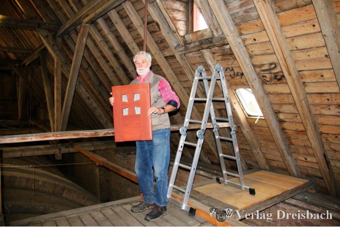 Bernd Zürn mit dem ausgebauten Dachgaubenladen.