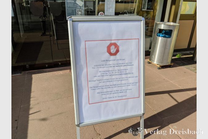 Coronavirus-Pandemie: Der Eingang des geschlossenen Rat- und Bürgerhauses.