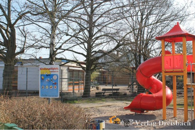 Die katholische Kita "St. Katharina" (Hintergrund) wird abgerissen und auf dem jetzigen Spielgelände neu errichtet. Der öffentliche Spielplatz "Fuchstanzstraße" muss weichen.
