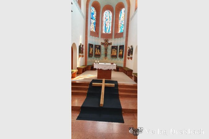 An Karfreitag werden zuvor gesammelte Gebetsanliegen an das in der Kirche Maria Himmelfahrt liegende Kreuz genagelt.