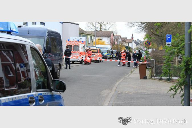 Am Main bei Hattersheim haben Polizisten drei tote M&auml;nner gefunden. Die Ermittler gehen von einem Verbrechen aus.&nbsp;

&nbsp;
