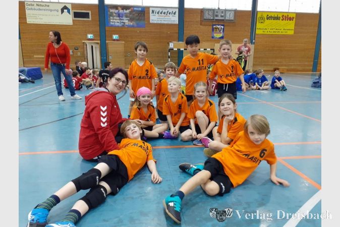 Die Mannschaft der G- Jugend:
Bruno Trenkler, Carla Pfister, Carlotta Martens, Charlotte Hoss, Claas Weymann, Damien Harbas, Elias Seibel, Elise Loth, Fabian Kiebinger, Jendrik Beck, Jun Kim, Luca Jakobi, Max Mayer, Mia Wolf, Mike Neff, Moritz Egger, Niklas Wolf, Nina Krußig, Paul Schöneberg, Theo van’t Hoofd