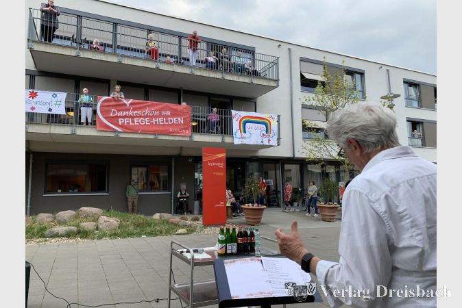 Das dankbare Publikum im Krifteler Kursana Domizil lauschte am Gründonnerstag freudig der Musik von Axel Lorth.