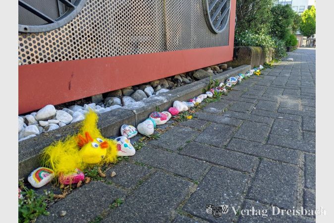 Die "Alles wird gut-Schlange" vor der Kita Vogelnest.