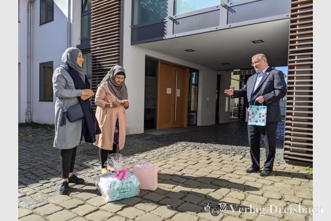 Bürgermeister Klaus Schindling nahm die gespendeten Masken in Empfang und brachte seine tiefe Dankbarkeit zum Ausdruck.
