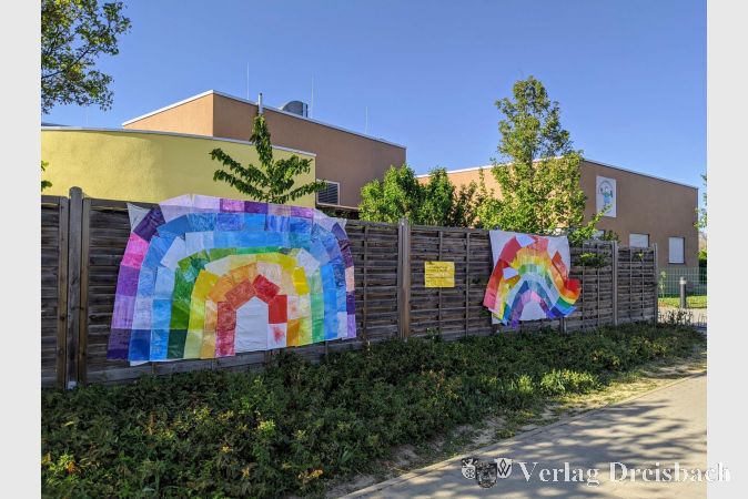 Die meisten Kinder dürfen derzeit die Kitas nicht betreten. Umso mehr freut man sich darüber, dennoch an der Verschönerung der Zäune wie hier am Kindergarten Linsenberg in der Frankfurter Straße mitwirken zu können.