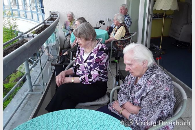 Wie vom Oberrang eines großen Opernhauses sowie aus dem Speisesaal genossen die Bewohner das Konzert.