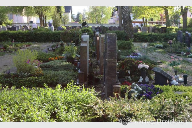 Hier sieht auf den ersten Blick alles stabil aus. Auch auf dem neuen Flörsheimer Friedhof werden Sachverständige ab kommender Woche dennoch die Standsicherheit der Grabsteine untersuchen.