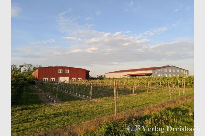 Im Wohnbereich der neuen Halle der Hasenbach GbR (rechts) können Saisonarbeitskräfte in großzügigen Räumlichkeiten untergebracht werden.
