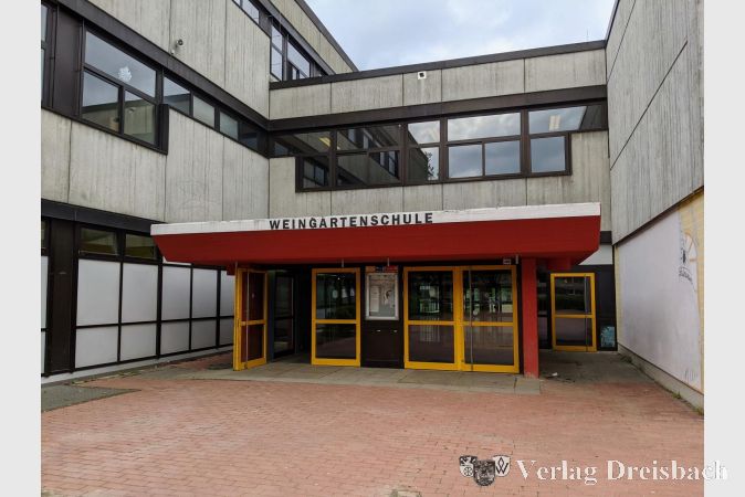 Offene Türen, alle sind in ihren Klassenräumen: Die Weingartenschule in Kriftel am vergangenen Montagvormittag.