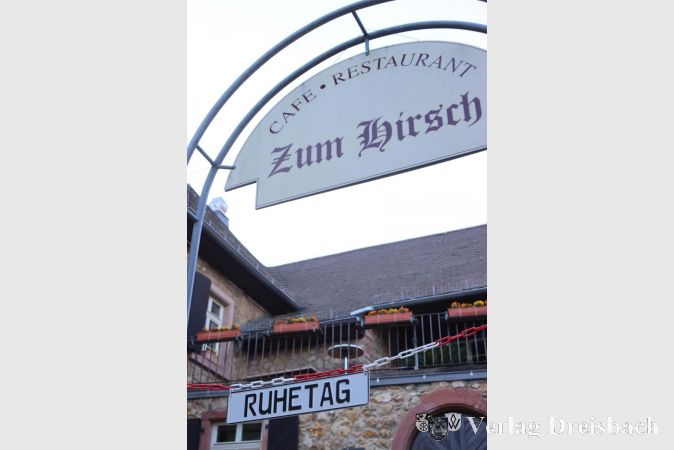Die Gaststätten sind durch die aktuellen Regularien von der Krise besonders betroffen und zeigen sich unterschiedlich aktiv, neue Wege zur Sicherung der Einnahmen zu beschreiten. Im Gasthaus "Zum Hirsch" hält man an den beiden Ruhetagen unbeirrt fest.