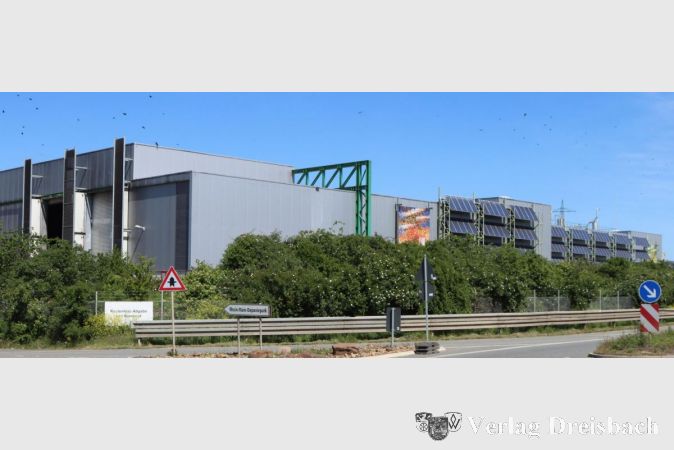 Nicht alle Betriebsteile der RMD sind problematisch für die Umwelt: Die Vergärungsanlage für das Biogaskraftwerk verarbeitet laut RMD rund 55.000 Tonnen Bioabfall jährlich und nutzt das Gebäude wie auch den südlichen Deponiekörper großflächig betrieben zur Stromgewinnung aus Solarenergie.