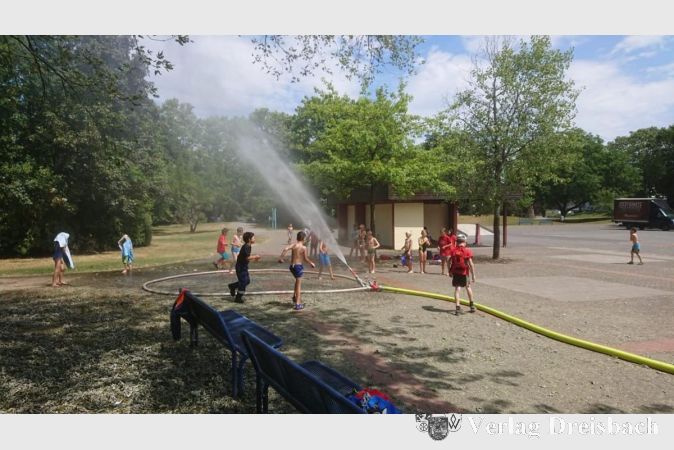 Ein alljährliches Highlight beim "Tag der Feuerwehr" im Rahmen der Ferienspiele ist die Wasserschlacht im Freizeitpark. 2020 wird dieses Event wohl eine Pause einlegen müssen.