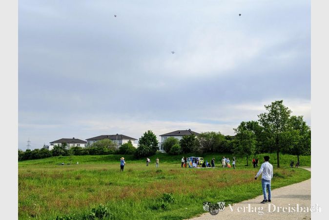 Im Krifteler Ziegeleipark wurden am vergangenen Freitag anlässlich des Tags der Befreiung afghanische Drachen steigen gelassen.