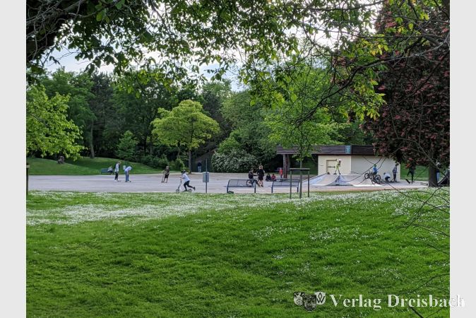 Viel Betrieb am frühen Dienstagabend rund um den Skateplatz im Freizeitpark. Die wochenlang gesperrte Anlage wirkt auf jugendliche Skater, Roller- und BMX-Fahrer wie ein Magnet. Laute Musik unterstrich das bunte Treiben.