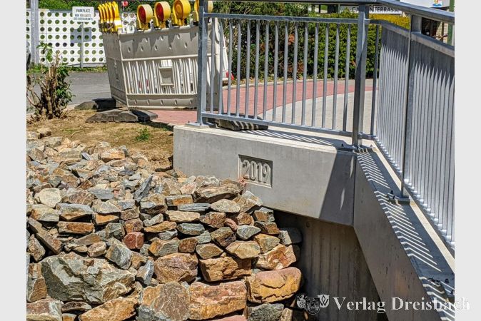 Eine Sanierung der alten Brücke aus den fünfziger Jahren erschien wirtschaftlich nicht sinnvoll. Deshalb wurde 2019 das ursprüngliche Bauwerk abgerissen und mit dem Neubau begonnen.