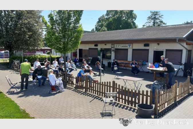 Unter Einhaltung der neuen Abstandsregeln wurden die Trainer über das nun notwendige Hygienekonzept des Vereins informiert.