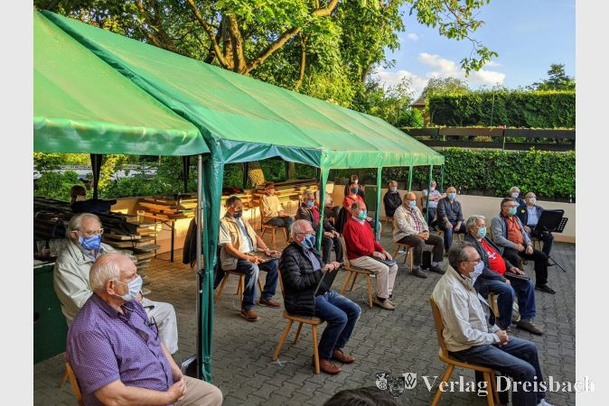 Diszipliniert saßen die Mitglieder des Männerchors des Liederkranzes während der Probe im angemessenen Abstand auseinander. Dieser wurde im Vorfeld ausgemessen, die Positionen der entsprechend aufgestellten Stühle waren verbindlich.