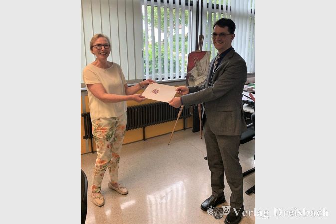 Der Leitende Schulamtsdirektor Tobias Deitrich bei der Übergabe der offiziellen Ernennungsurkunde an Elke Wetterau-Bein, die damit nun offiziell das lange vakante Amt der Schulleiterin an der Krifteler Weingartenschule einnimmt.