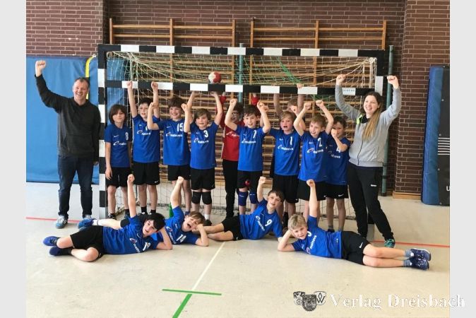 Die männliche E2-Jugend jubelt über den Staffelsieg in der Bezirksliga.