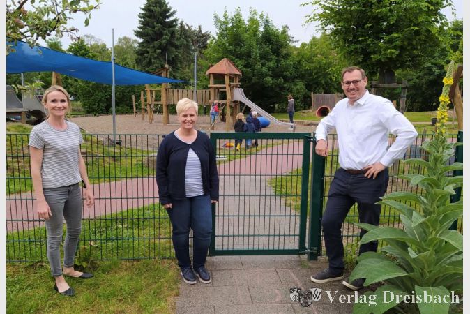 Bürgermeister Christian Seitz zu Besuch in der Kita St. Elisabeth im Gespräch mit Leiterin Alexandra Zuther (Mitte) und ihrer Stellvertreterin Bettina Simon.