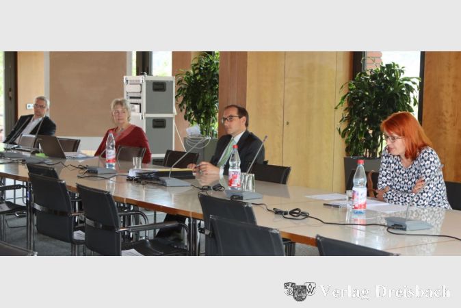 Eine Woche vor der Kreistagssitzung, bei der der RMD eigentlich der Auftrag zum Genehmigungsantrag für das Projekt "Deponie auf Deponie" erteilt werden sollte, zogen die Koalitions-Fraktionschefs (v.l.) Dirk Westedt (FDP), Karin Schnick (Grüne) und Frank Blasch (CDU) nun die Notbremse. Mit am Tisch: Aufsichtsratschefin Madlen Overdick,