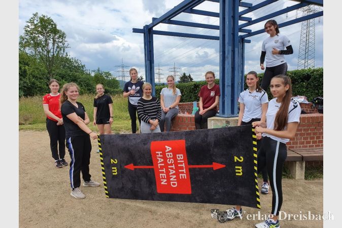 Die neu formierte weibliche B-Jugend bei ihrem Restart im Ziegelei-Park.