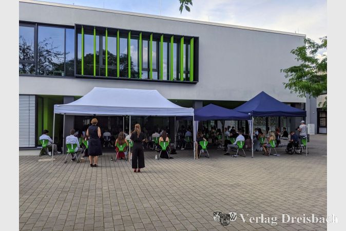 Während der kleinen Zeremonie saßen die Schulabgängerinnen und -abgänger im gebotenen Abstand auf ihren Plätzen vor dem Haupteingang der Schule.
