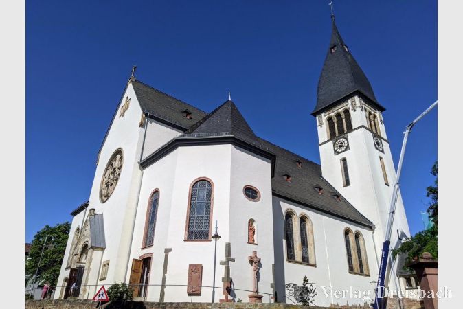 Ein strahlend blauer Himmel begrüßte die Gottesdienstbesucherinnen und -besucher über der Katholischen Kirche St. Martinus am Mittwochvormittag.
