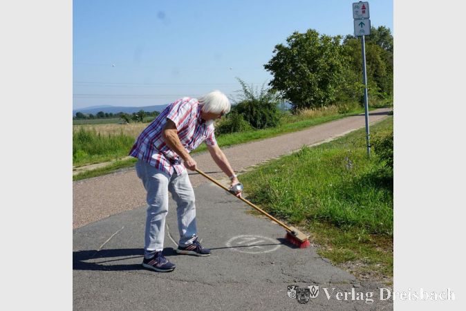 Die Streckenmarkierungen werden aufgebracht.
