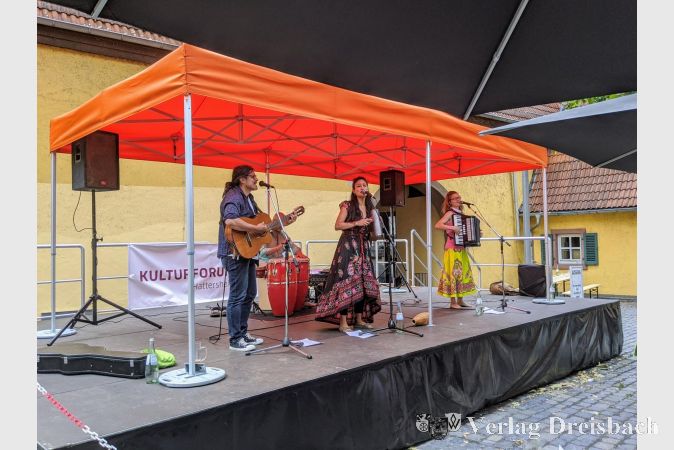 "Mama Limon" trotzdem der windigen Witterung und brachte gekonnt auf musikalische Art und Weise die Sonne in den Innenhof des Alten Posthofes.