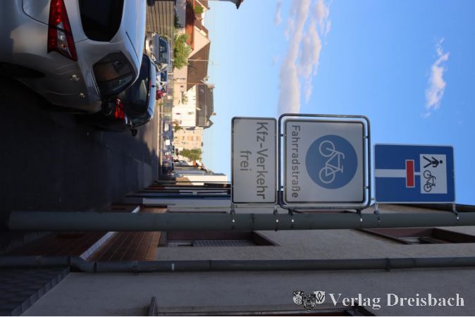 Den oberen Teil der Schilderparade an der Einfahrt zur Jahnstraße würden viele Anwohner wohl gerne wieder entfernen lassen, bis Ende September noch ist aber der Feldversuch einer Sperre der Durchfahrt für Autos im Gange.