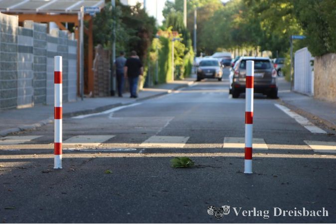 Die Pfosten des Anstoßes: Ziemlich genau auf halber Strecke hindert diese Absperrung in der Jahnstraße Autos an der Durchfahrt. So soll die Nutzung der Fahrradstraße als Nebenstrecke durch Nicht-Anwohner vermieden werden. Die SPD fordert nun vergeblich, Bürgermeister Blisch zur Beendigung des Feldversuchs aufzufordern.