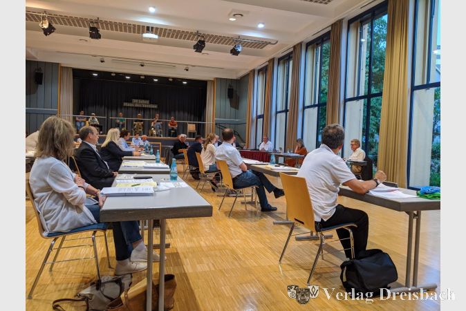 Ungewohnt große Abstände untereinander, Publikum auf der Bühne: Eine Stadtverordnetenversammlung im Zeichen von Corona.