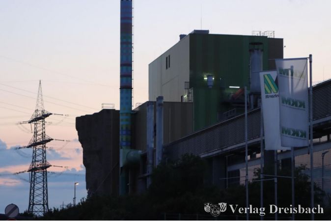 Im Abendlicht wirkt das Biomassekraftwerk des Wickerer Deponieparks wie ein dunkler Riese. Im Dunkeln liegt auch weiterhin, vor allem in finanzieller Hinsicht, wie es mit dem Betreiber RMD weitergehen soll.