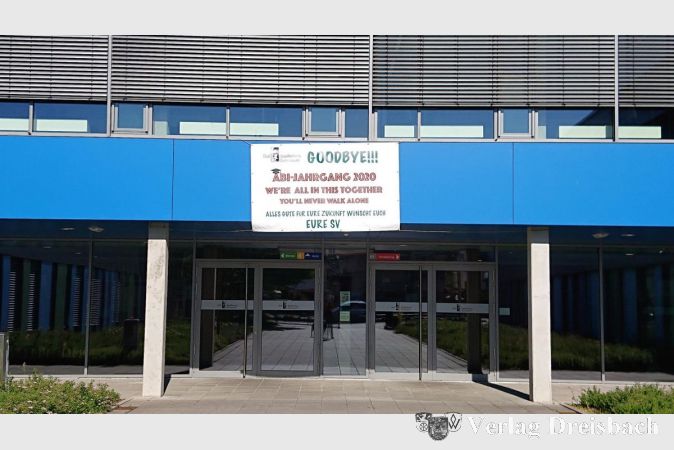 Goodbye: Gute Wünsche der SV über dem Schuleingang. Die Schülerinnen und Schüler haben sich in acht Schuljahren zu Persönlichkeiten weiterentwickelt. Nun nehmen sie den Lehrplan für das Leben mit.