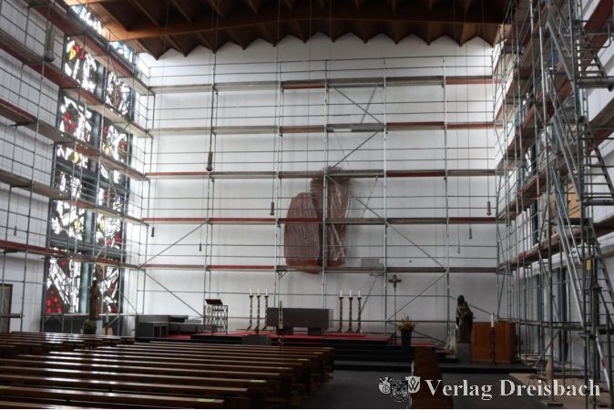 Der Kirchenraum von St. Josef, wie er in den vergangenen Wochen zu sehen war. Bis knapp unter die 13 Meter hohe Decke reichten die Gerüste. In dieser Woche wurden sie abgebaut, die Wände sind frisch gestrichen.