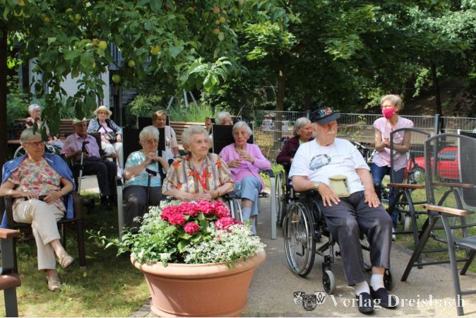 Unterm Apfelbaum fand das Publikum ein lauschiges Plätzchen zu Gitarrenklängen.