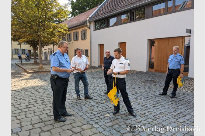 Von links nach rechts: Bürgermeister Klaus Schindling, der Leiter der Hattersheimer Ordnungsbehörde, Werner Schaffhauser, Matthias Frenzel (Ordnungsbehörde Hattersheim), Polizeioberkommissar David Ausbüttel und Polizeioberkommissar Jürgen Seewald besprechen vor dem Rathaus den bevorstehenden Rundgang.
