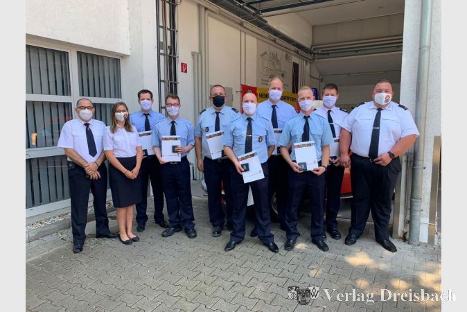 Die Kameradinnen und Kameraden, die mit Abzeichen der Kinder- und Jugendfeuerwehr geehrt wurden, gemeinsam mit den Kreisjugendwarten. Links im Bild der Stellvertretende Vorsitzende des Kreisfeuerwehrverbandes Peer Neugebauer, rechts Kreisjugendfeuerwehrwart Sven Mukrasch.