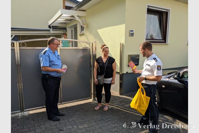 Anwohnerin Ida Cravotta wurde von Polizeioberkommissar David Ausbüttel (r.) und Bürgermeister Klaus Schindling über Maßnahmen und Angebote zur Einbruchsprävention informiert.