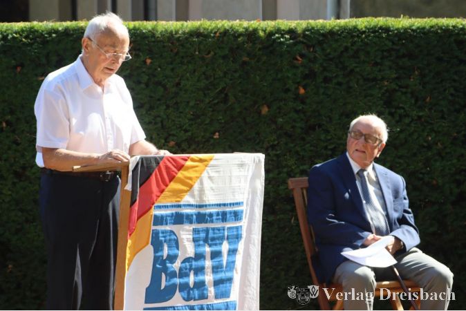 BdV-Kreisvorsitzender Wenzel Woller (l.), der die Teilnehmer begrüßte, sein Stellvertreter Günther Chwalek, der den Vortrag hielt sowie Bürgermeister Bernd Blisch mit einem Grußwort gestalteten die Gedenkstunde auf dem alten Friedhof inhaltlich.
