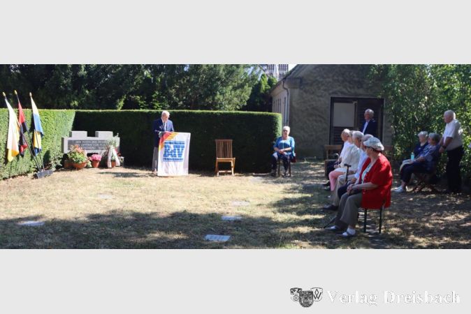 Zu einer kleinen Gedenkstunde anlässlich des 70. Jahrestages der Veröffentlichung der "Charta der deutschen Heimatvertriebenen" im Jahr 1950 traf sich der Bund der Vertriebenen auf dem Alten Friedhof.