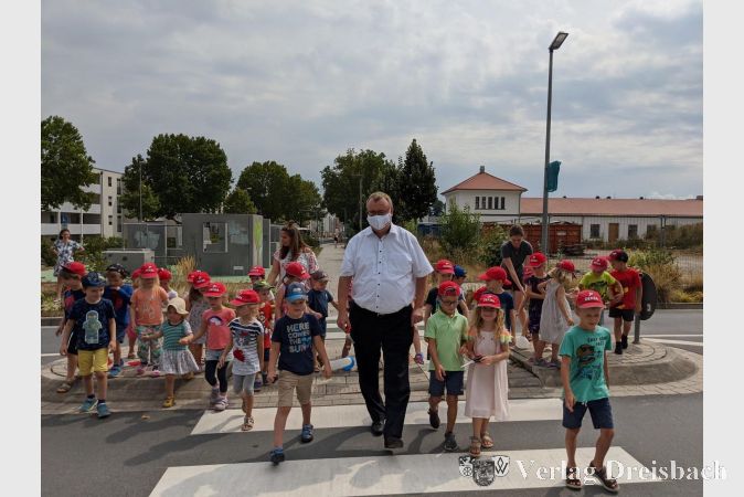 Fröhlich überquerten die Kita-Kinder zusammen mit Bürgermeister Klaus Schindling den soeben freigegebenen neuen Zebrastreifen.