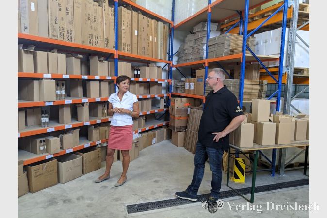 Europaministerin Lucia Puttrich (CDU) ließ sich von Holger Henrich in der neuen Lagerhalle das Sortiment der Brennerei vorführen.