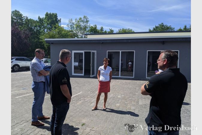 Von links nach rechts: Bürgermeister Christian Seitz, Holger Henrich, Lucia Puttrich und Ralf Henrich.
